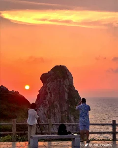 猿岩の夕日を見る夫婦-大沢邦生-Kunio.Osawa